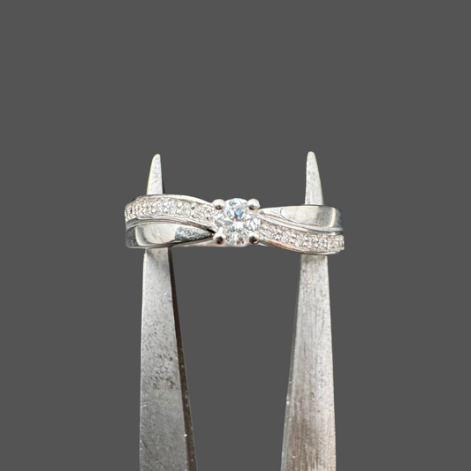 Solitaire accompagné en or blanc 0.18ct