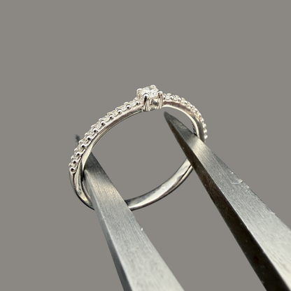 Bague solitaire diamant et pavage diamants or blanc 18 carats 0,15 ct