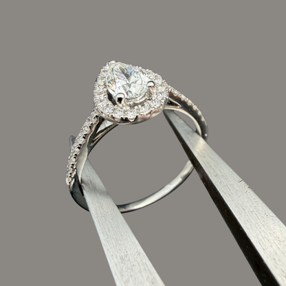 Bague diamant poire et diamants or blanc 18 carats 0,50 ct – Entourage diamants 0,27 ct