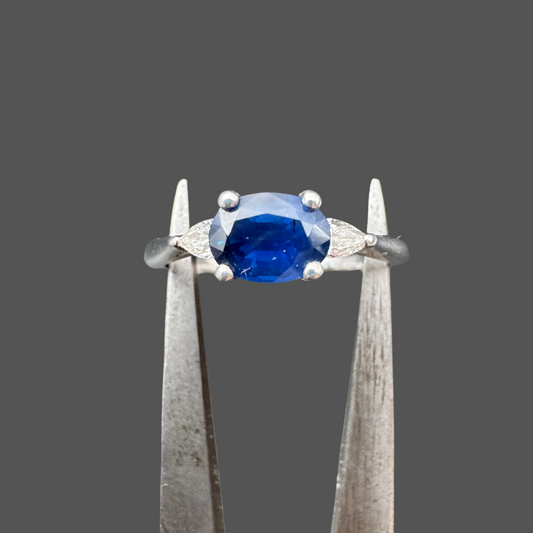 Bague en or blanc, saphir et diamants