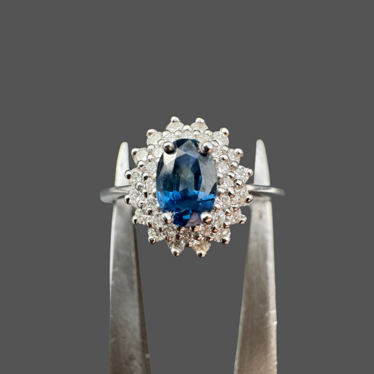 Bague en or blanc, saphir entourage diamants