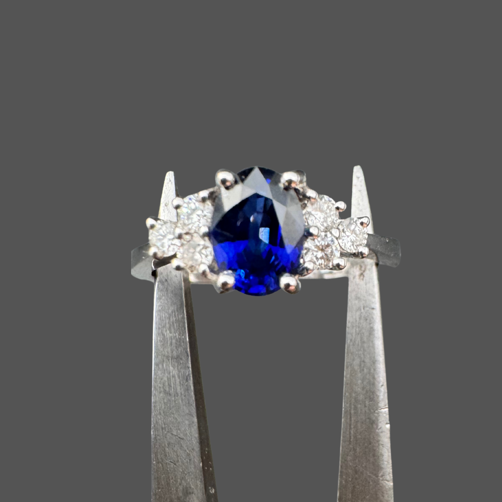 Bague en or blanc, saphir et diamants