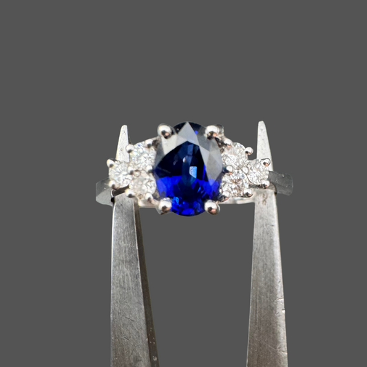 Bague en or blanc, saphir et diamants