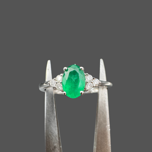 Bague en or blanc avec émeraude et diamants