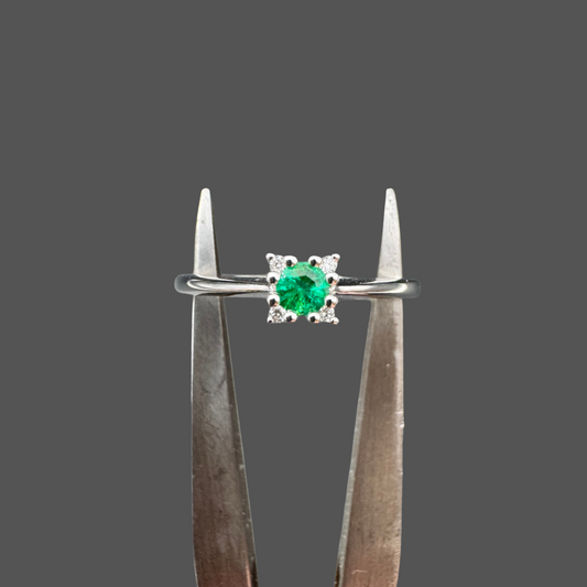 Bague en or blanc avec émeraude