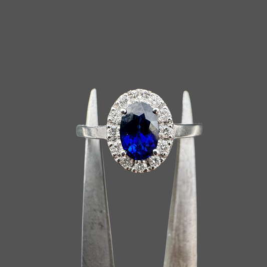 Bague en or blanc, saphir et diamants