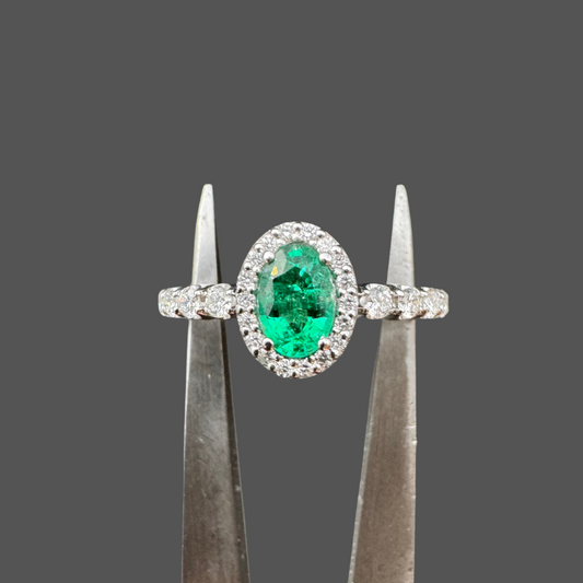Bague en or blanc, émeraude et diamants