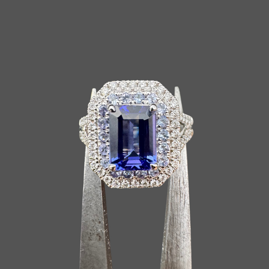 Bague en or blanc sertie d’une tanzanite et de diamants