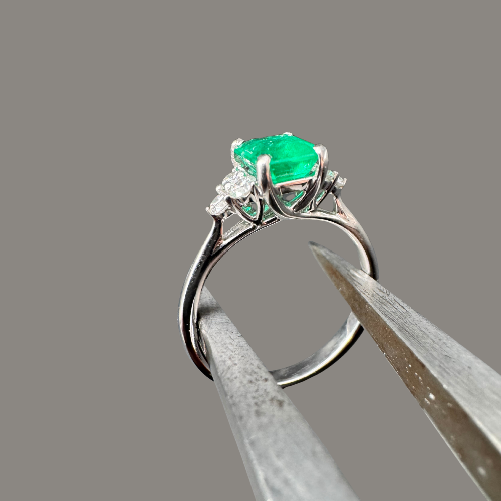 Bague en or blanc 18 carats avec émeraude