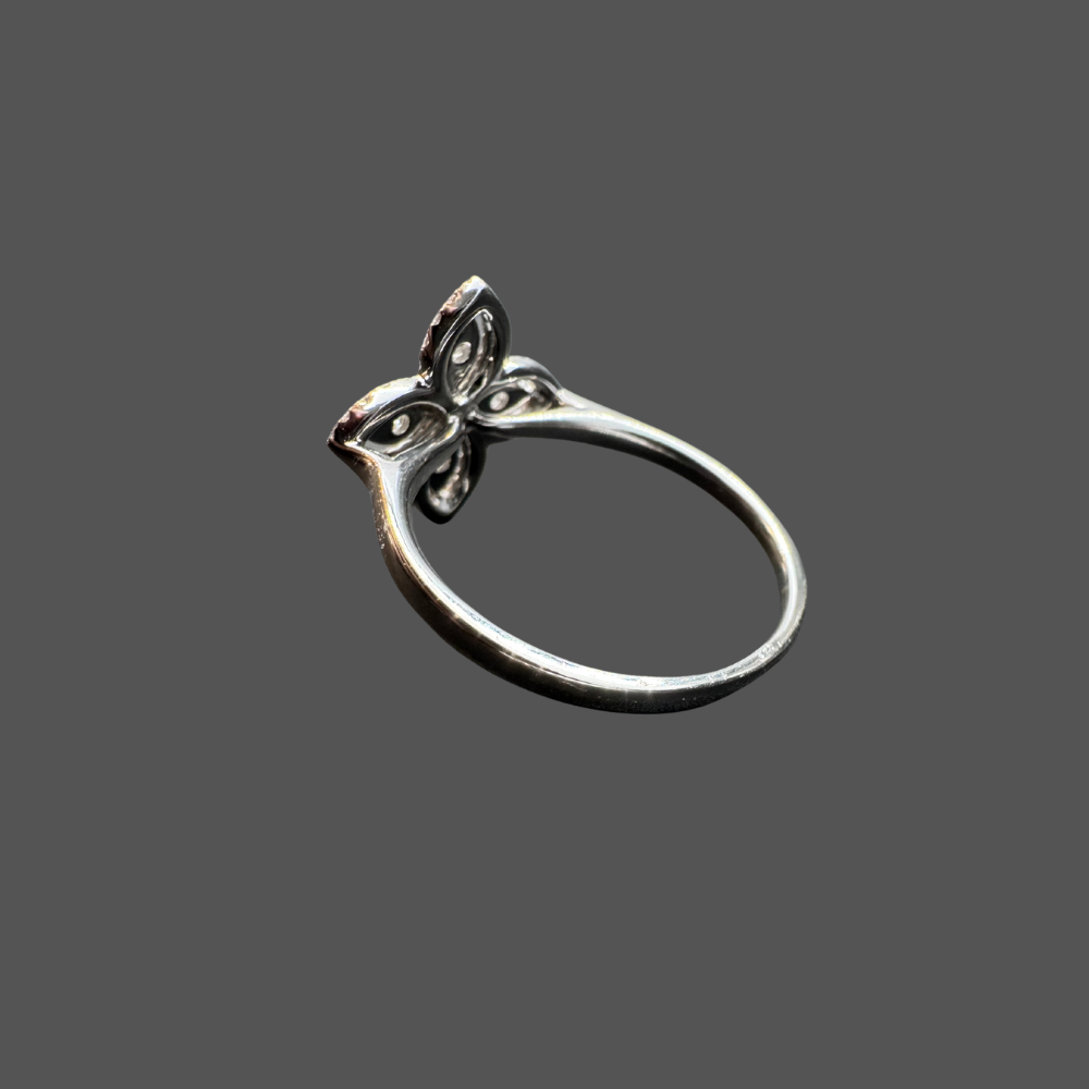 Bague fleur en or blanc 18 carats avec diamants