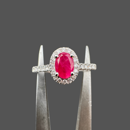 Bague en or blanc, rubis et diamants