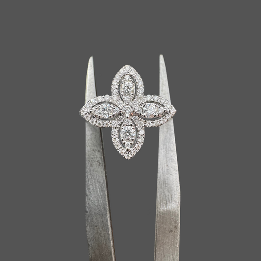 Bague fleur en or blanc 18 carats avec diamants