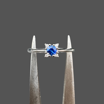 Bague en or blanc avec saphir