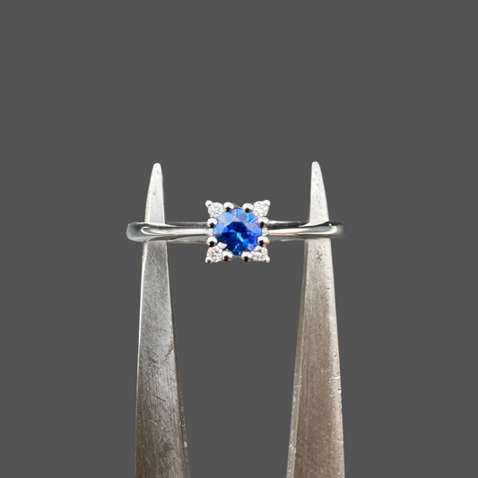 Bague en or blanc avec saphir