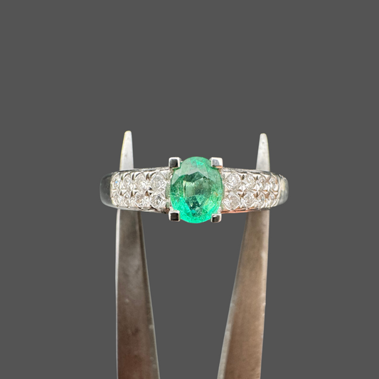 Bague en or blanc sertie d’une émeraude et diamants