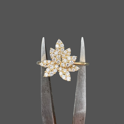 Bague fleur en or jaune 18 carats avec diamants