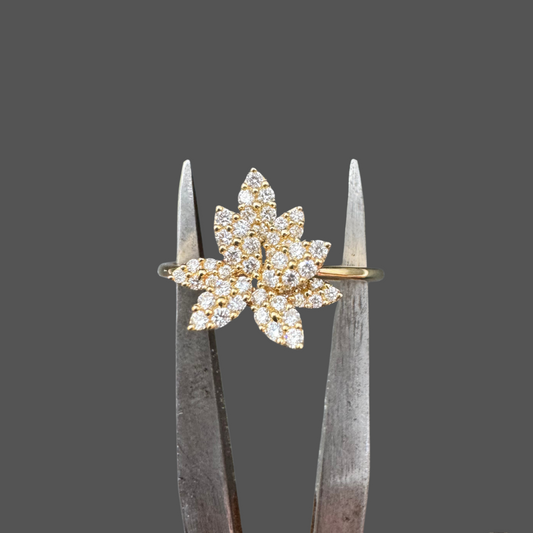 Bague fleur en or jaune 18 carats avec diamants
