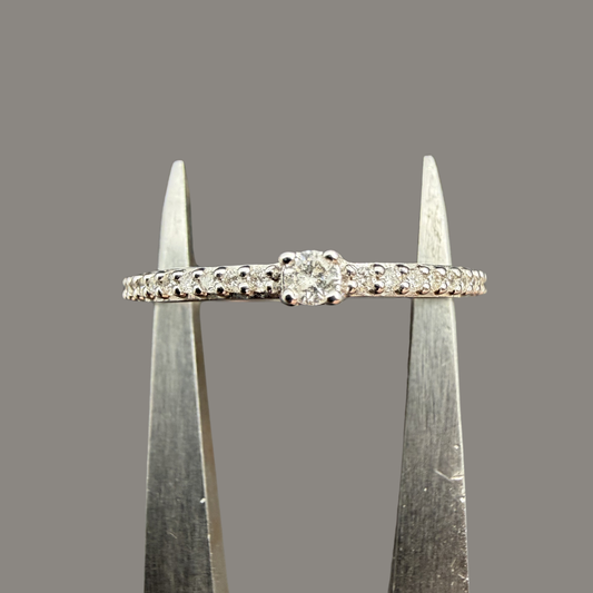 Bague solitaire diamant et pavage diamants or blanc 18 carats 0,15 ct