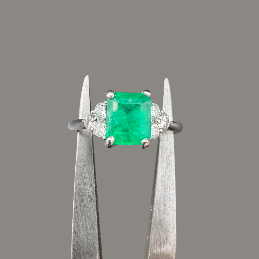 Bague en or blanc 18 carats avec émeraude