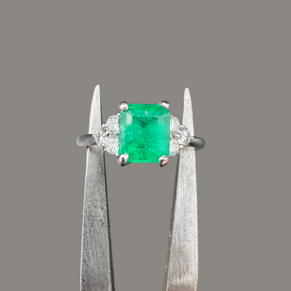 Bague en or blanc 18 carats avec émeraude