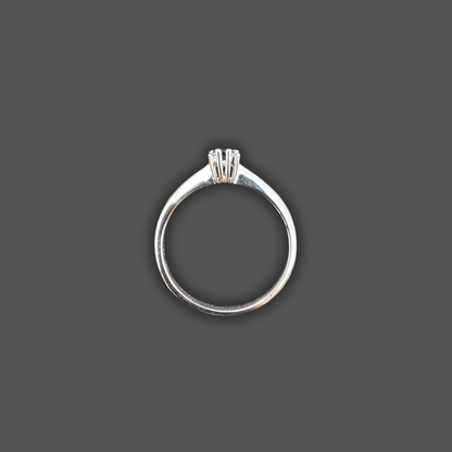 Bague en or blanc avec émeraude