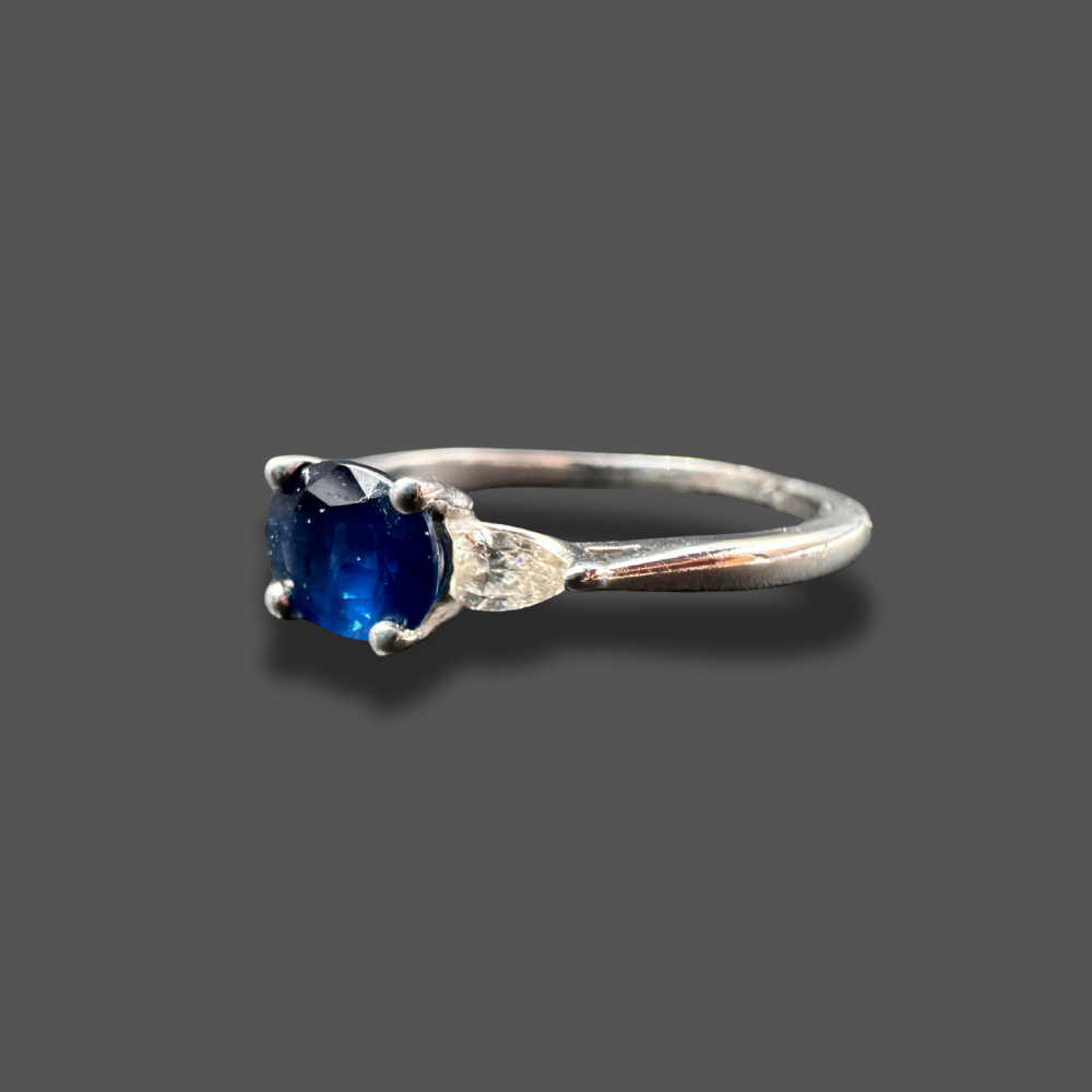 Bague en or blanc, saphir et diamants