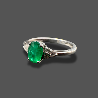 Bague en or blanc avec émeraude et diamants