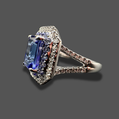 Bague en or blanc sertie d’une tanzanite et de diamants