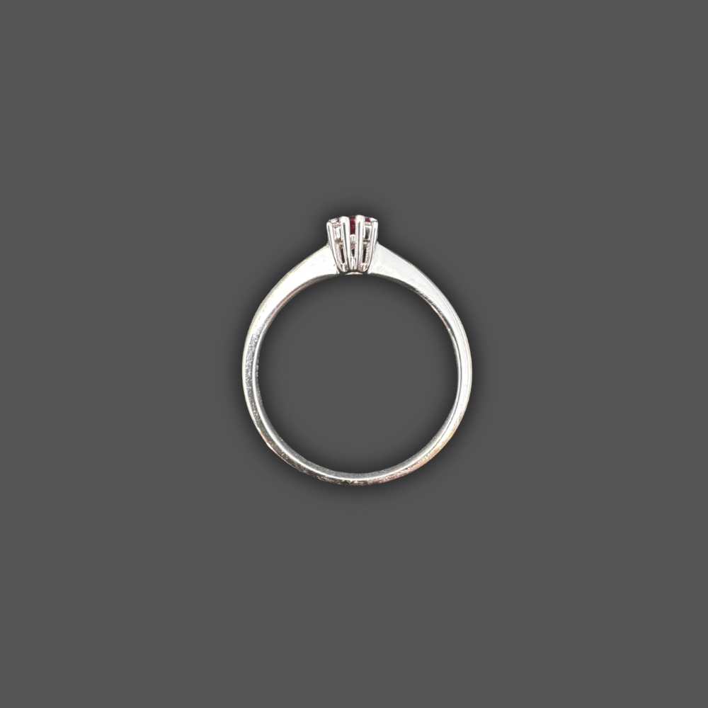 Bague en or blanc avec rubis
