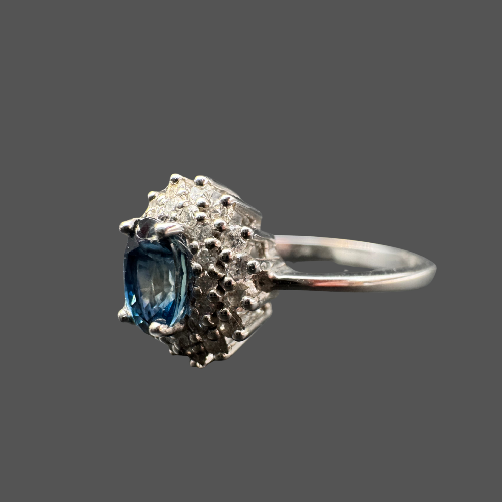 Bague en or blanc, saphir entourage diamants