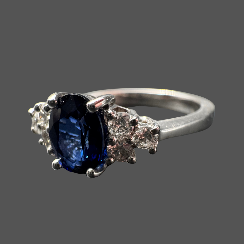 Bague en or blanc, saphir et diamants