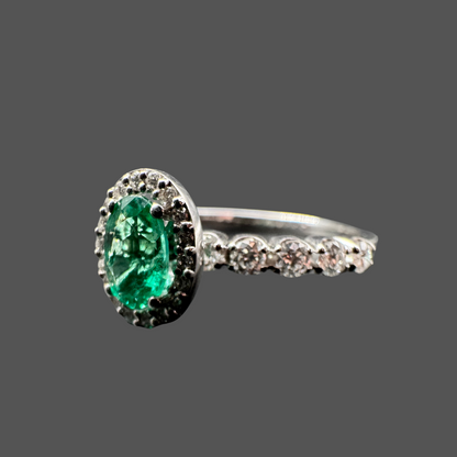 Bague en or blanc, émeraude et diamants