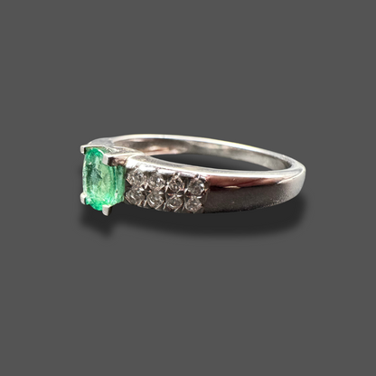 Bague en or blanc sertie d’une émeraude et diamants