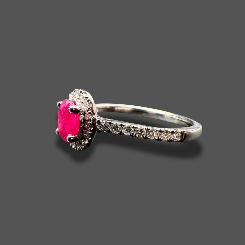 Bague en or blanc, rubis et diamants