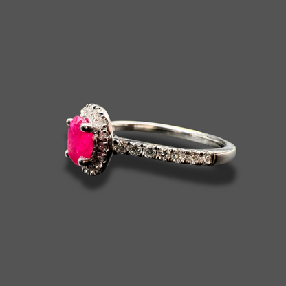 Bague en or blanc, rubis et diamants