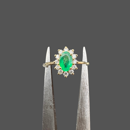 Bague en or jaune avec émeraude 0.56 ct et entourage diamant