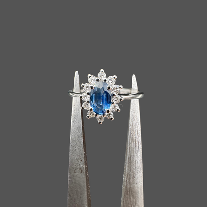Bague en or blanc avec saphir 0.66 ct et entourage diamant