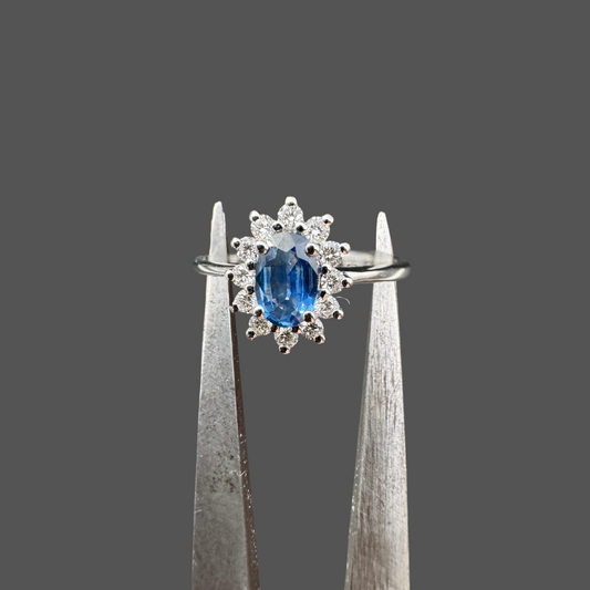 Bague en or blanc avec saphir 0.66 ct et entourage diamant