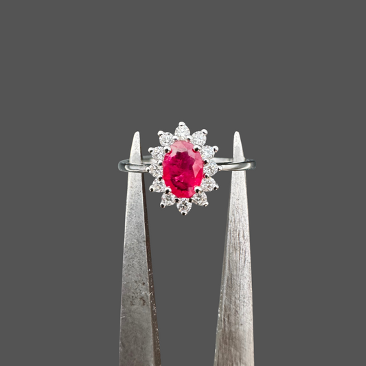 Bague en or blanc avec rubis 0.66ct et entourage diamant