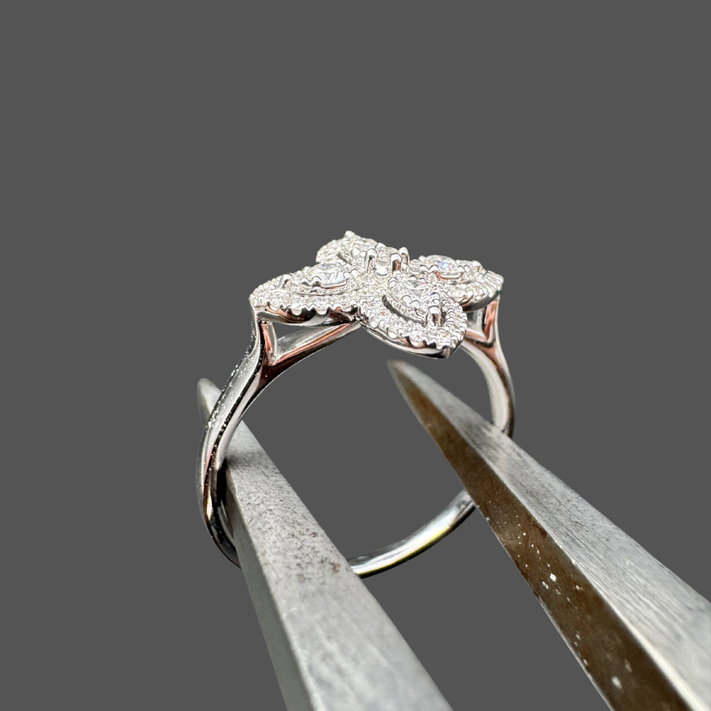 Bague fleur en or blanc 18 carats avec diamants