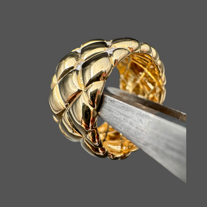 Bague coussin ajourée en or jaune 18 carats avec diamants