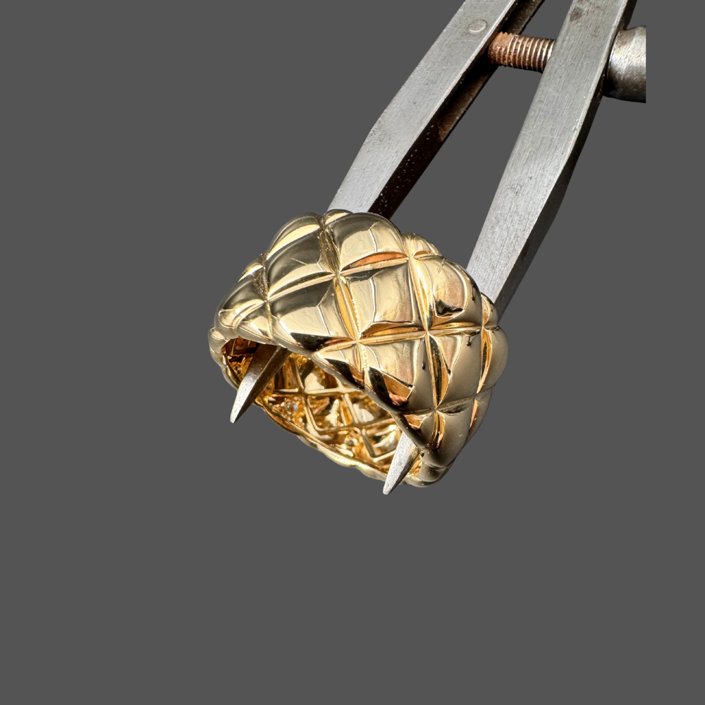Bague coussin ajourée en or jaune 18 carats avec diamants