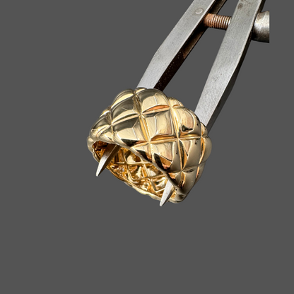 Bague coussin ajourée en or jaune 18 carats avec diamants