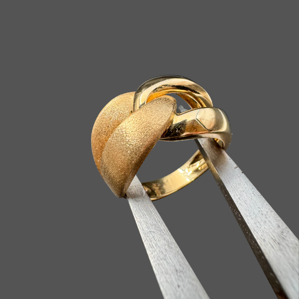 Bague en or jaune 18 carats satinée et polie