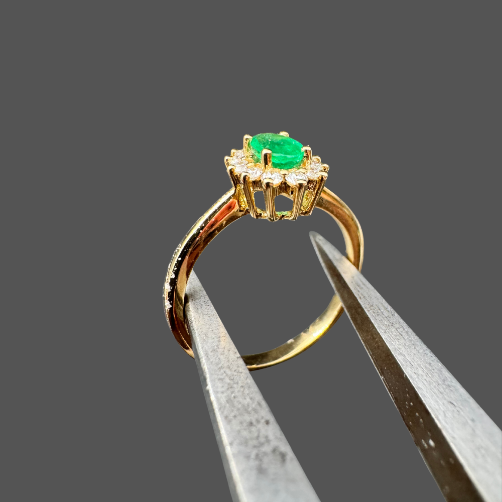 Bague en or jaune avec émeraude 0.56 ct et entourage diamant