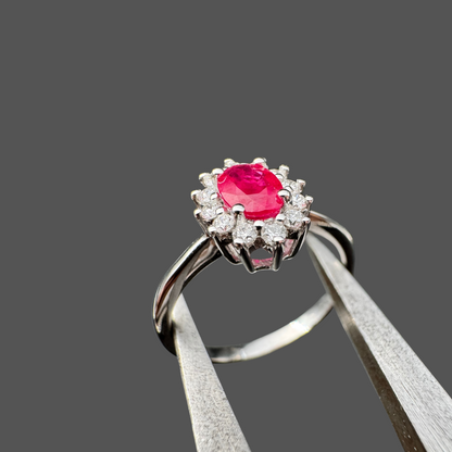Bague en or blanc avec rubis 0.66ct et entourage diamant