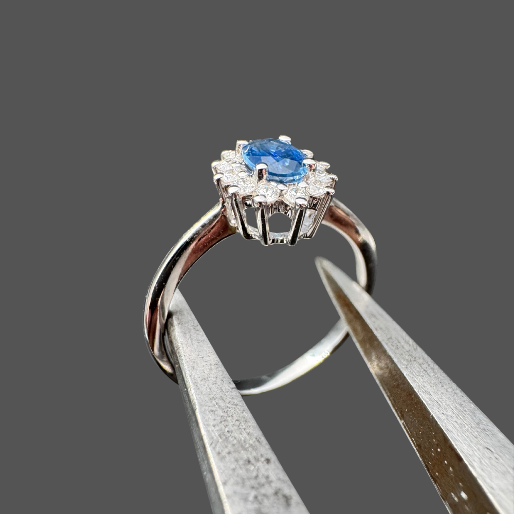Bague en or blanc avec saphir 0.66 ct et entourage diamant