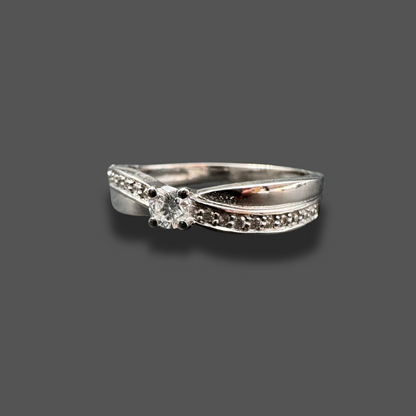 Solitaire accompagné en or blanc 0.18ct