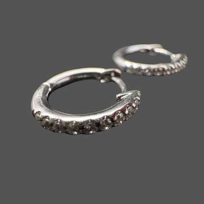 Créoles en or blanc 18 carats avec diamants – 0,18 ct