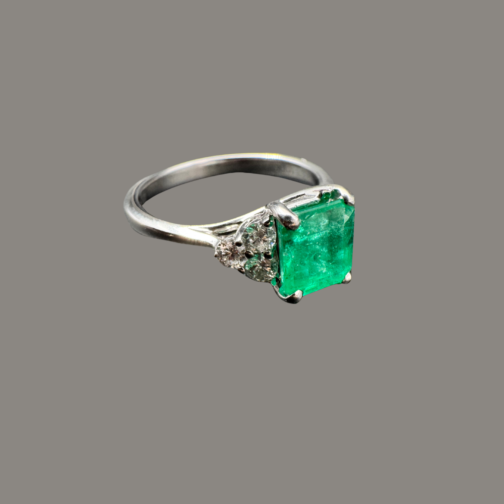 Bague en or blanc 18 carats avec émeraude